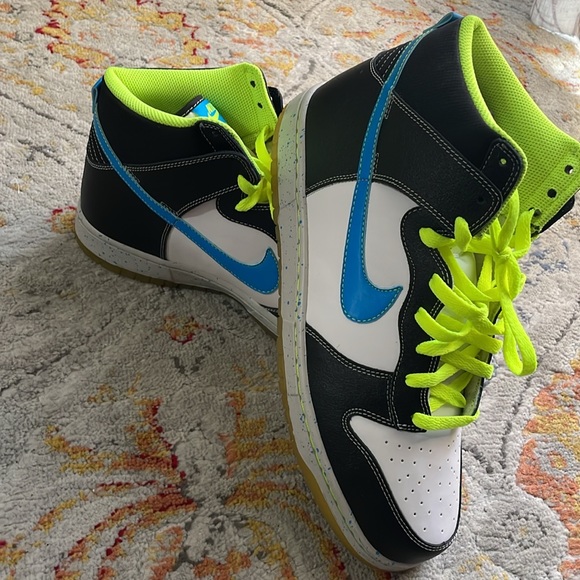 New Dunk High Nikes - Picture 2 of 4